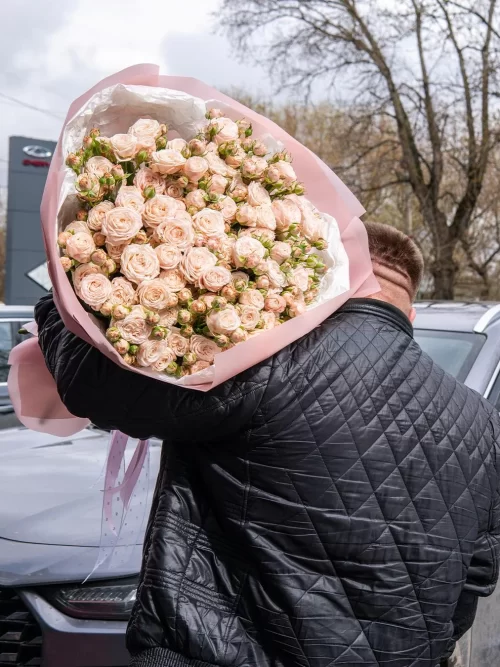 Моно-букет из кустовой пионовидной розы «Вау-эффект»