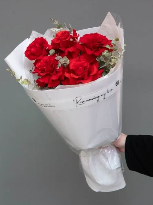 Моно-букет из 5 французских красных роз с эвкалиптовыми купить в брянске