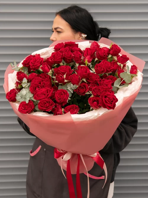 Букет из 21 красной кустовой розы с эвкалиптом купить в Брянске